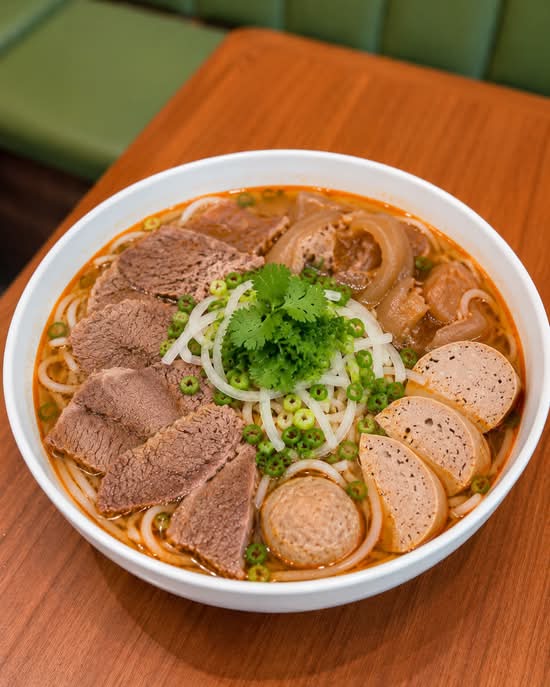 順化牛肉粉（辣) (Huế Style Spicy Beef Noodle)
